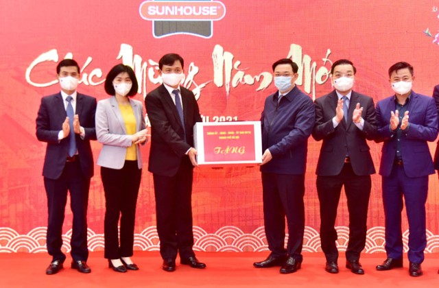 Phó Chủ tịch Phùng Thị Hồng Hà tham dự cùng Bí thư Thành ủy động viên sản xuất đầu năm tại CTCP Tập đoàn SUNHOUSE